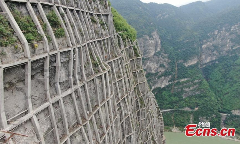The photo taken on May 19 shows the protection project of dangerous rocks beside Wujiang River in Sichuan Province. The project, which started in Dec. 2018, has been completed, and the scaffolding will be completely removed in June, according to the Fuling Construction Section of Chengdu Bureau Group Company on Wednesday. (Photo:Ecns.cn)

