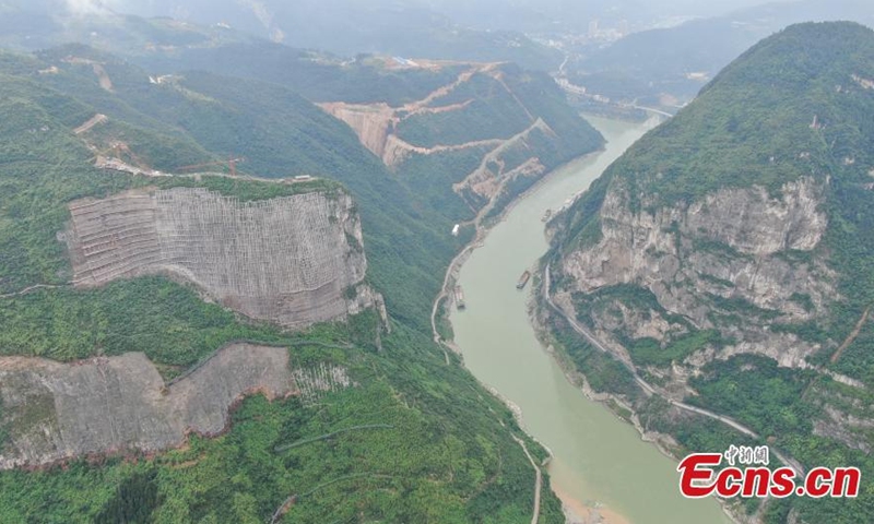 The photo taken on May 19 shows the protection project of dangerous rocks beside Wujiang River in Sichuan Province. The project, which started in Dec. 2018, has been completed, and the scaffolding will be completely removed in June, according to the Fuling Construction Section of Chengdu Bureau Group Company on Wednesday. (Photo:Ecns.cn)

