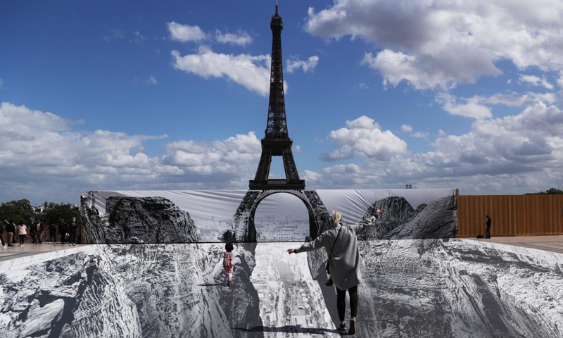 61 Breathtaking Eiffel Tower Couple Pictures You Can Use