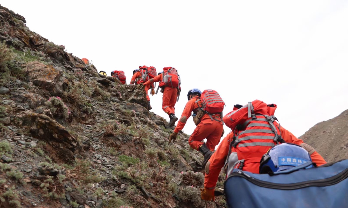Rescue team search for victims of the deadly marathon in Baiyin, Gansu. Photo: Xinhua 