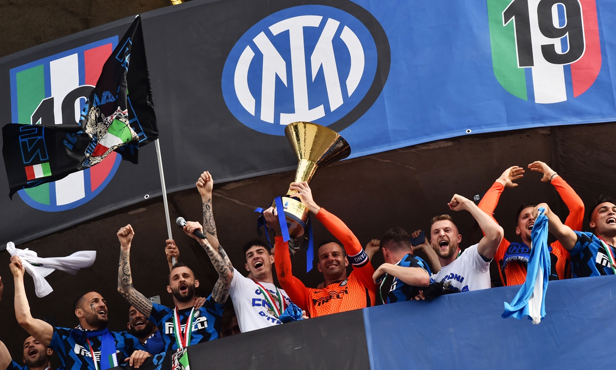 Inter Milan players celebrate winning the Serie A title on May 24 in Milan, Italy. Photo: VCG