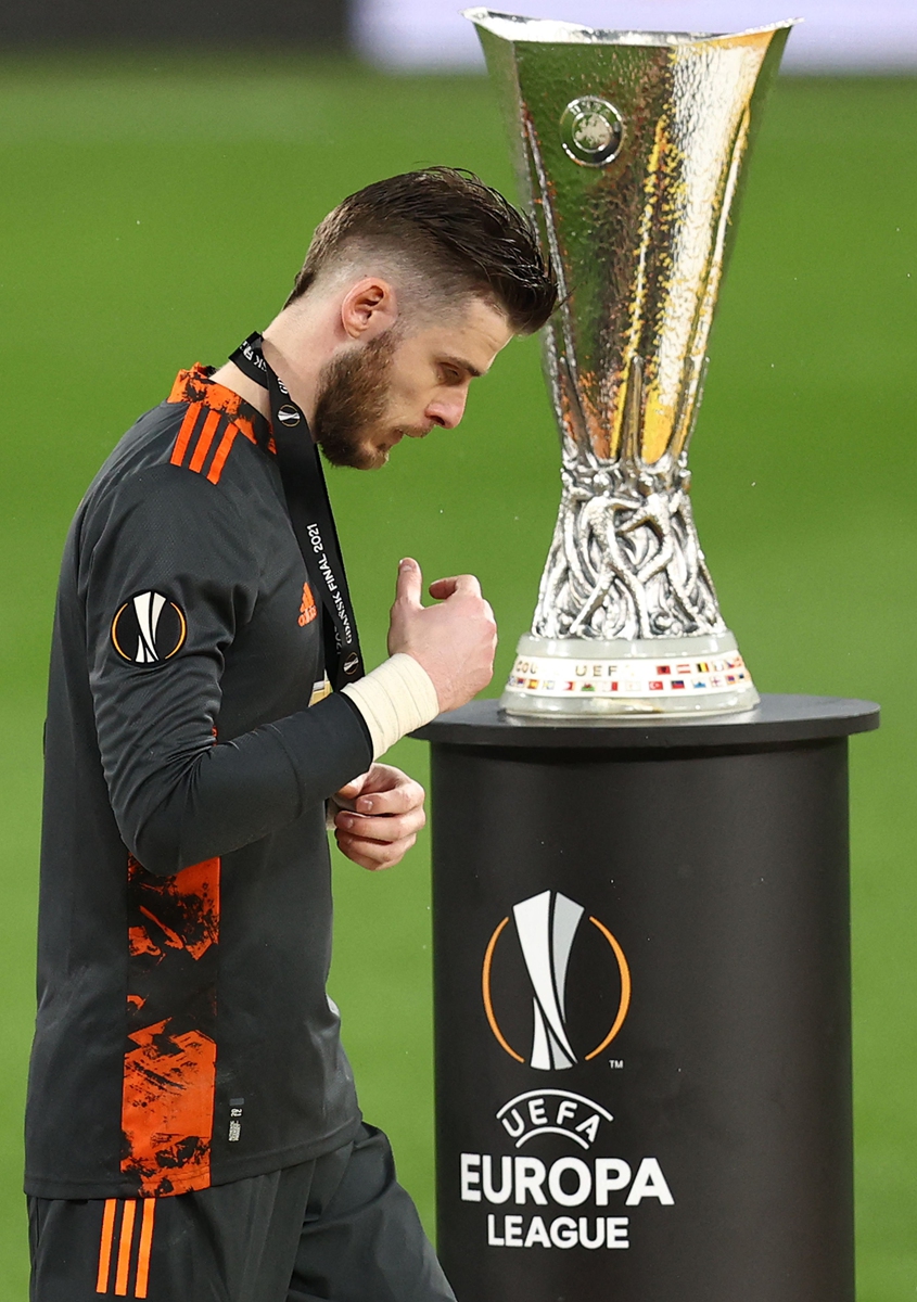 Manchester United goalkeeper David de Gea walks past the trophy after receiving his silver medal following the UEFA Europa League final match between Villarreal CF and Manchester United on Wednesday in Gdansk, Poland. Photo: VCG