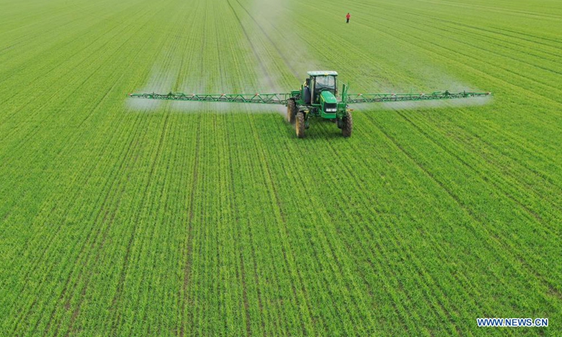 Self-propelled sprayer at work on farm in Heilongjiang - Global Times