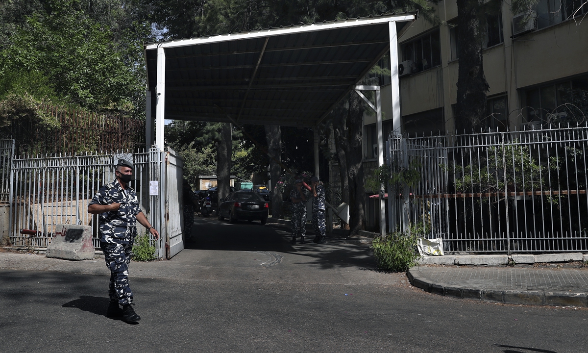 A Lebanese police officer stands guard in front of the Justice Palace in Beirut on Monday. Lebanese judicial officials say a team of French investigators have begun questioning ex-Nissan boss Carlos Ghosn in Beirut over suspicions of financial misconduct. Photo: VCG