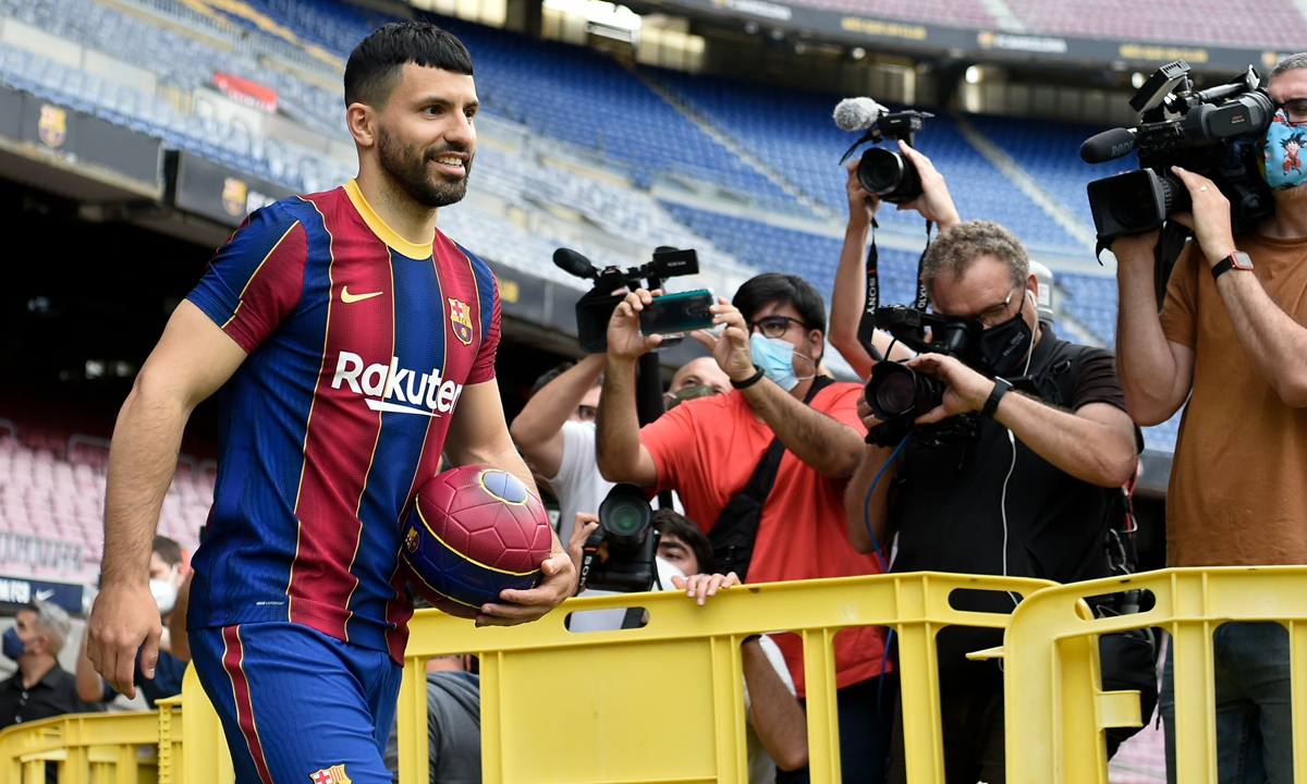 Sergio Aguero poses on the pitch of the Camp Nou stadium in Barcelona, Spain during his official presentation as a new player of FC Barcelona on Monday. Photo: VCG