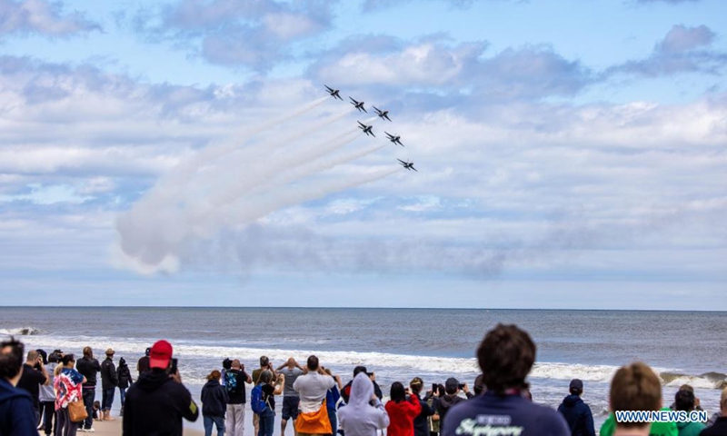 People watch plane performance during the Bethpage Air Show at Jones Beach on Long Island of New York, the United States, May 31, 2021. Postponed over the weekend due to bad weather, Bethpage Air Show was staged Monday at Jones Beach on Long Island featuring military planes flying in formations and parachuting along with colorful smokes.Photo:Xinhua 