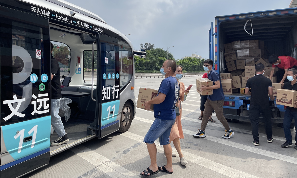 Caption: Volunteers in Guangzhou, in South China's Guangdong Province, are helping loading anti-epidemic material on WeRide's autonomous minibus on June 5. Photo:WeRide