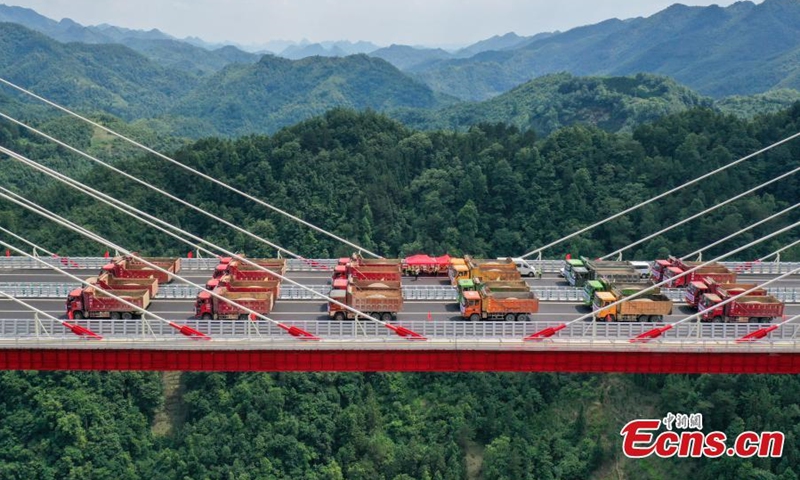 Trucks conduct a load test on the deck of Yunwu Bridge in Yunwu Town, Guiding County, Qiannan Prefecture, Guizhou Province, June 8, 2021. (Photo/Qu Honglun)
