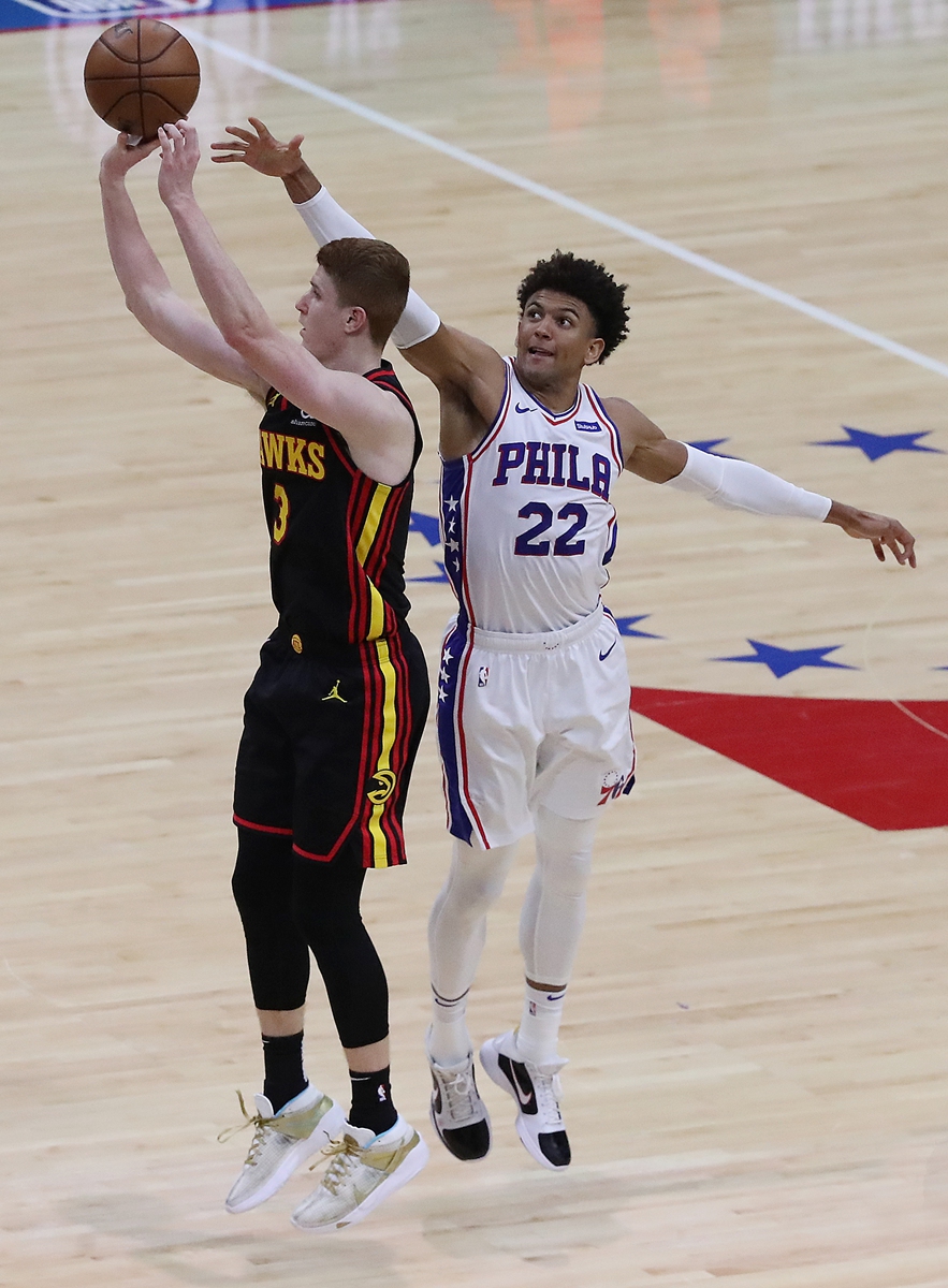 Atlanta guard Kevin Huerter (left) draws a foul from Philadelphia guard Matisse Thybulle on a three-point attempt on Sunday in Philadelphia. Photo: VCG
