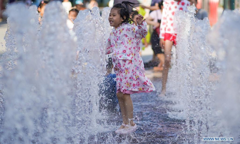 Children cool off at fountain in Beijing - Global Times