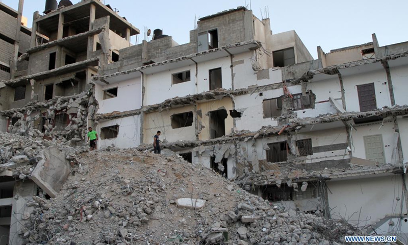 Palestinians inspect rubble of building in Gaza City - Global Times