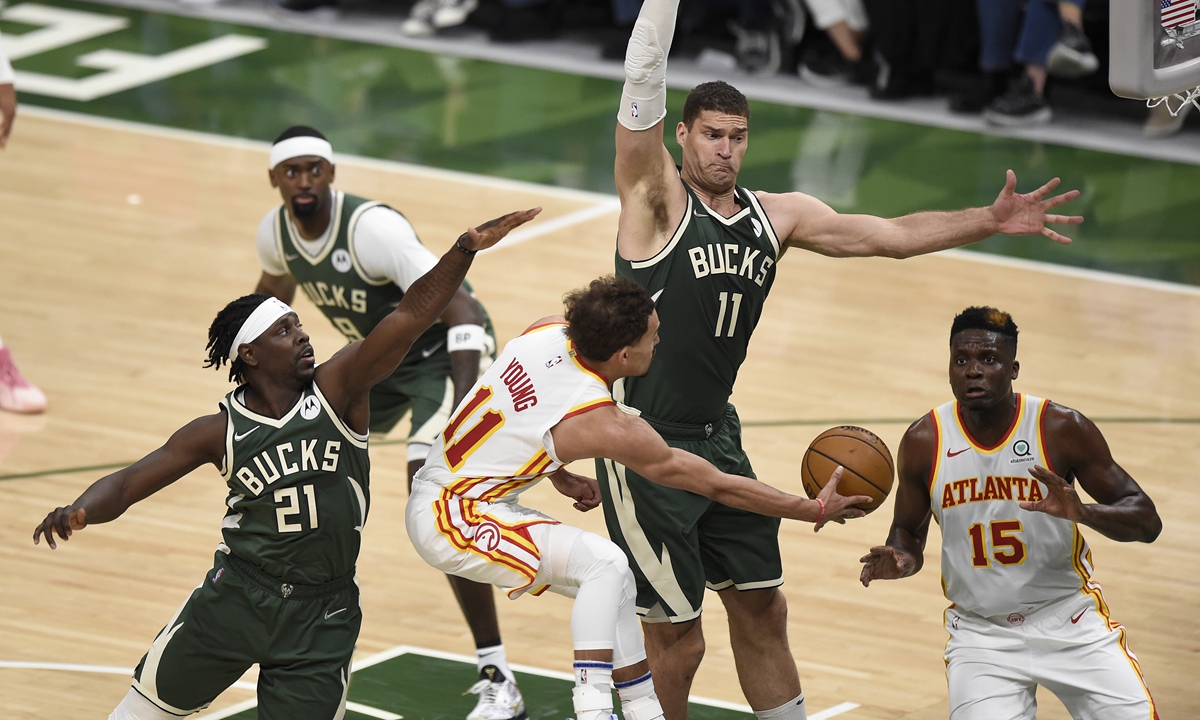 Trae Young (No.11) of the Atlanta Hawks passes the ball in the game against the Milwaukee Bucks on Wednesday in Milwaukee, Wisconsin. Photo: VCG