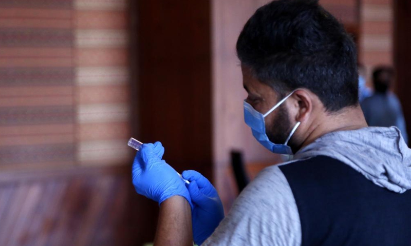 A medical worker prepares a dose of Sinovac COVID-19 vaccine at a vaccination center in Islamabad, capital of Pakistan, June 3, 2021. Photo:Xinhua