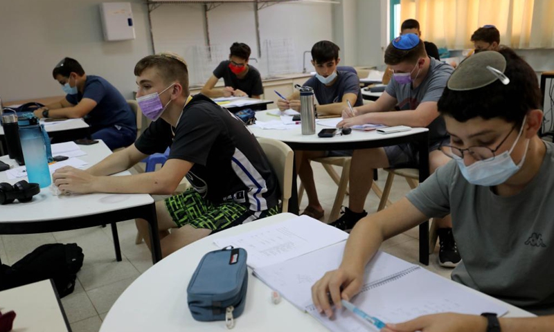 Israeli high school students wearing face masks are seen during a lesson in central Israeli city of Modiin on June 24, 2021. The number of active coronavirus cases in Israel has more than tripled in the past two weeks, the state's ministry of health said Wednesday. Photo:Xinhua