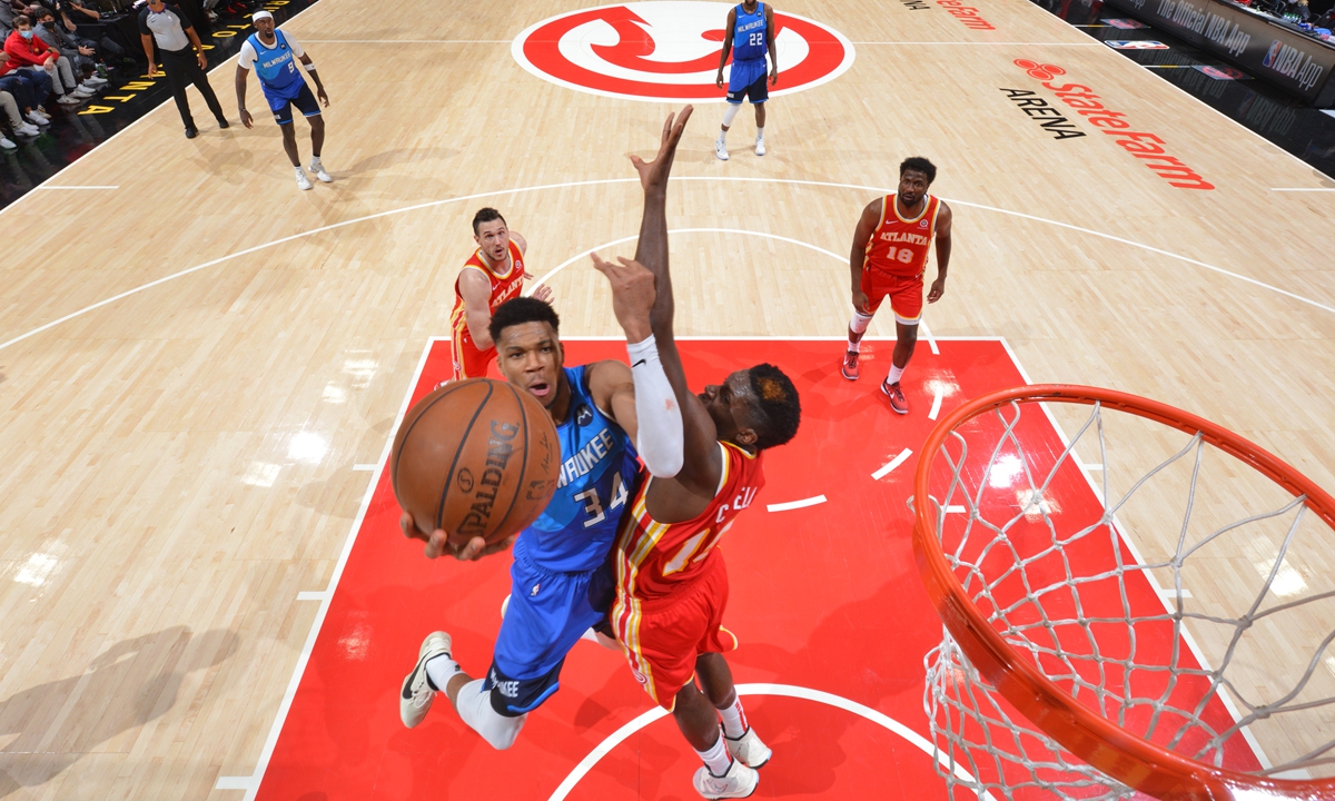 Giannis Antetokounmpo of the Milwaukee Bucks shoots the ball against the Atlanta Hawks on Sunday in Atlanta, Georgia. Photo: VCG
