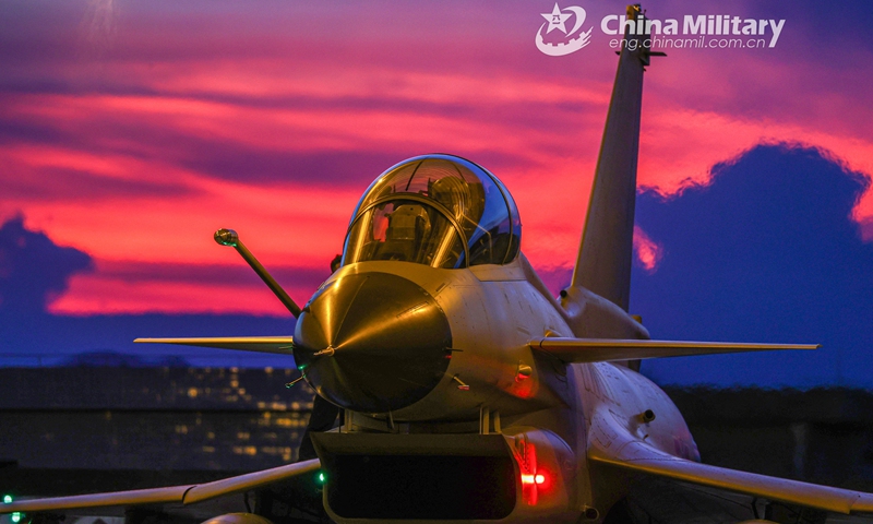 A fighter jet attached to an aviation brigade of the air force under the PLA Southern Theater Command gets well-prepared and awaits takeoff approval prior to a round-the-clock flight training exercise on June 16, 2021. (Photo: eng.chinamil.com.cn)