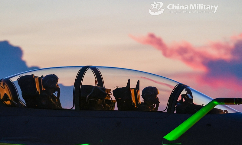 Two well-armed pilots assigned to an aviation brigade of the air force under the PLA Southern Theater Command taxi their fighter jet onto the runway during a round-the-clock flight training exercise on June 16, 2021.(Photo: eng.chinamil.com.cn)