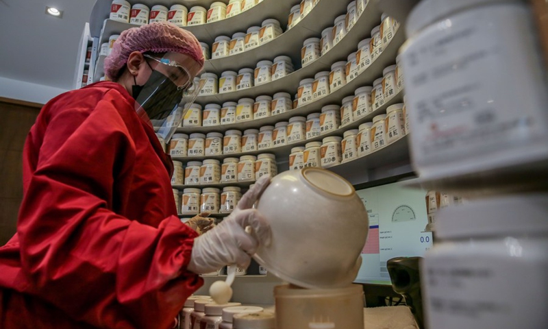 A medical staff member prepares traditional Chinese medicines inside the Health Care medical clinic in Mandaluyong City, the Philippines, July 7, 2021.(Photo: Xinhua)