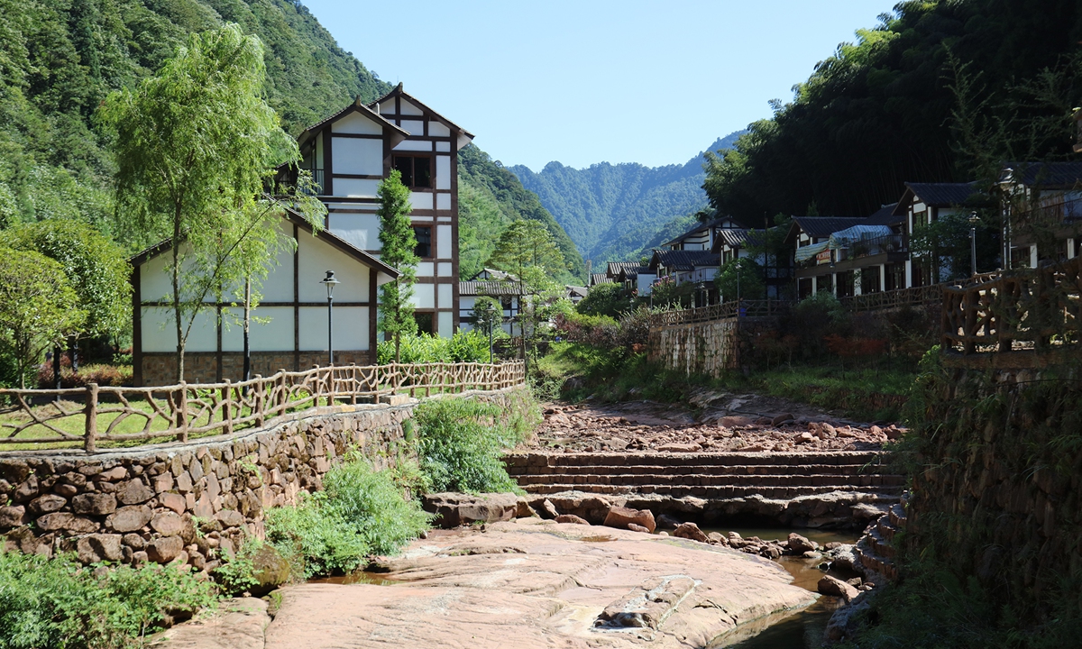 Villagers find the footprints of carnivorous dinosaurs in a stream in Gulin county in Southwest China's Sichuan Province. Photo: Courtesy of Xing Lida 