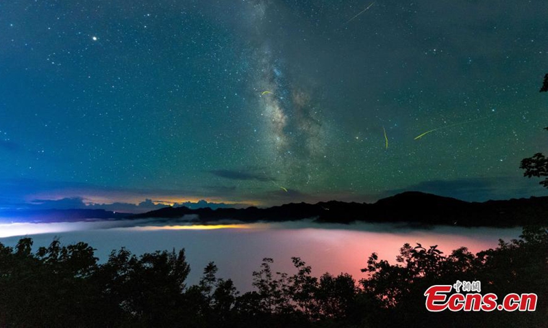 Sea of clouds, twinkling stars, and flying fireflies turn Guoduwan town in Hubei Province into a fairytale world, July 8, 2021.Photo:China News Service