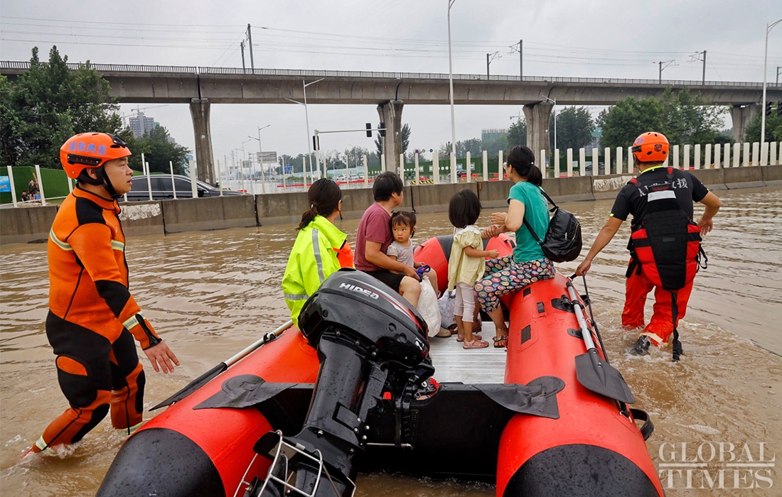 Endian rescue team helps save elderly, children trapped in a university in Zhengzhou Photo:Li Hao/GT