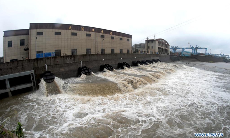 A pump station starts emergency discharging to prevent flooding in Jintang Island of Zhoushan, east China's Zhejiang Province, July 25, 2021. China's national observatory on Sunday continued its orange alert for Typhoon In-Fa, which made landfall in Zhejiang at around Sunday noon.(Photo: Xinhua)