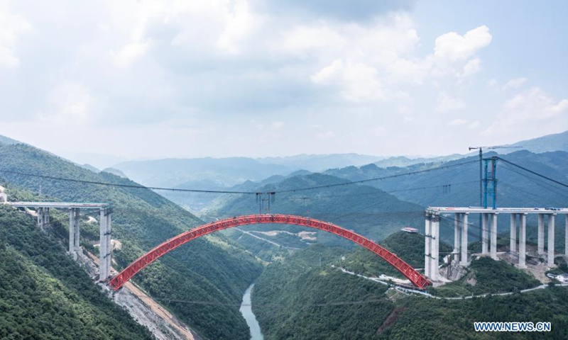 Main arch of Dafaqu grand bridge of Renhuai-Zunyi expressway closes ...