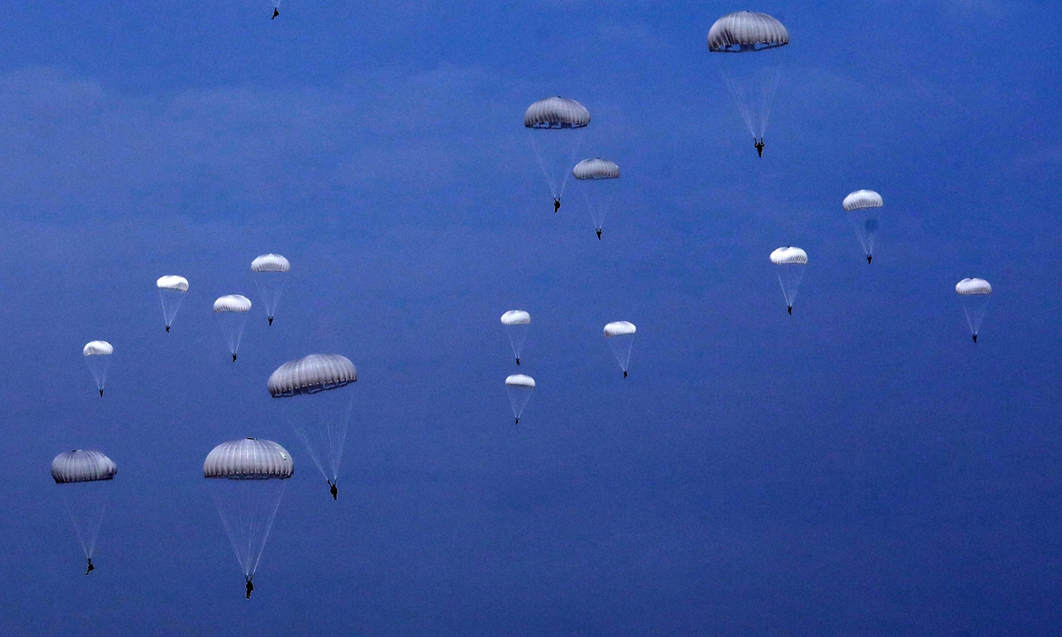 Paratroopers assigned to a brigade under the PLA Air Force’s airborne troops descend to the drop zone after jumping from a transport aircraft during a parachute training exercise in mid-July, 2021. (eng.chinamil.com.cn/Photo by Liu Huan)