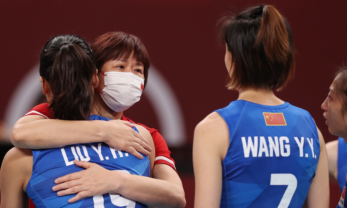 Lang Ping hugs one of her players after their final match at the Tokyo Olympics on Monday. Photo: Cui Meng/GT