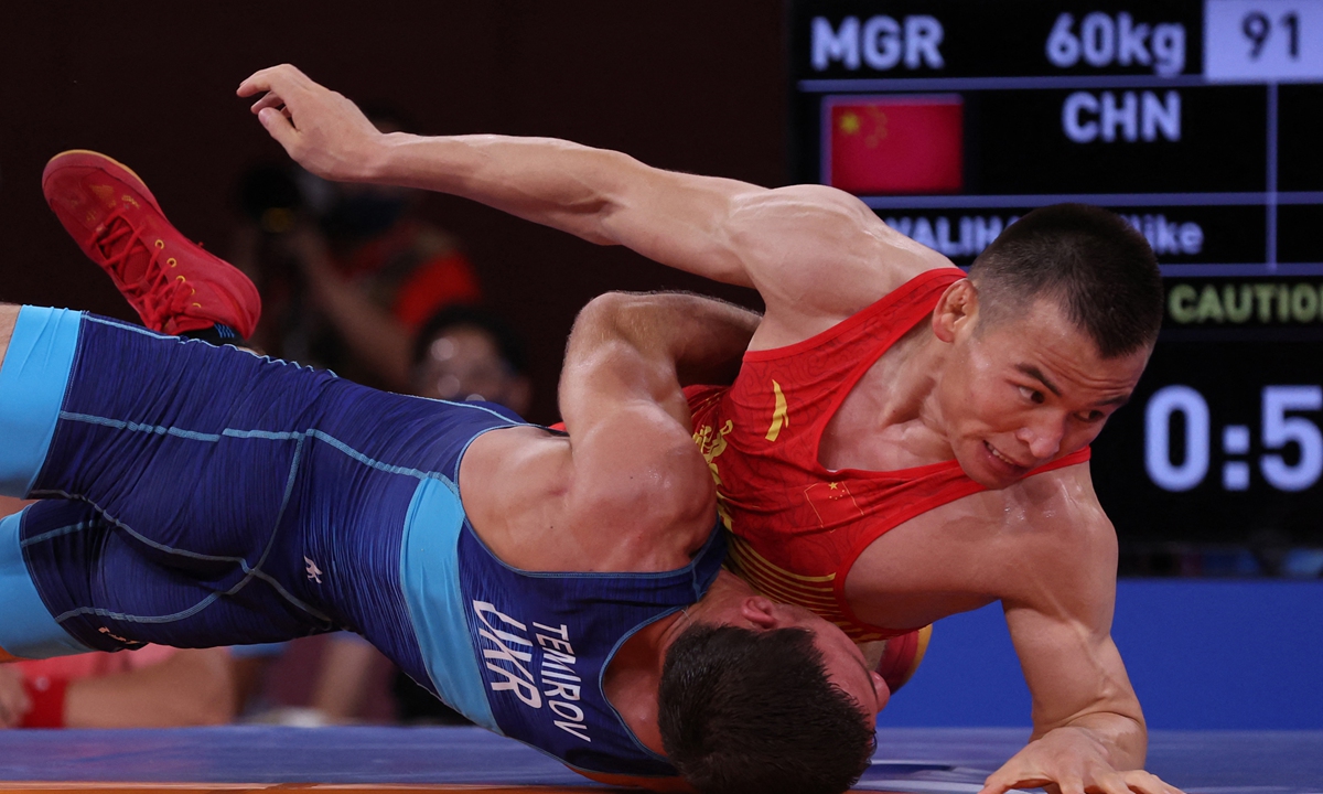 China's Walihan Sailike (in red) wrestles Ukraine's Lenur Temirov at the Tokyo Olympics on Monday. Photo: AFP