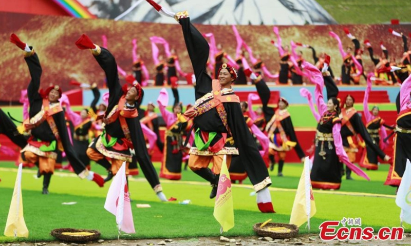 Local residents perform traditional Tibetan dance during a celebration marking the 70th anniversary of the founding of Yushu Tibetan Autonomous Prefecture in northwest China's Qinghai Province, Aug. 4, 2021. (Photo: China News Service/Ma Mingyan)
