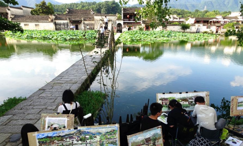 Students and artists draw the charming view of the Hongcun Village in Anhui Province, August 8, 2021. (Photo/ Wu Shouyi)

