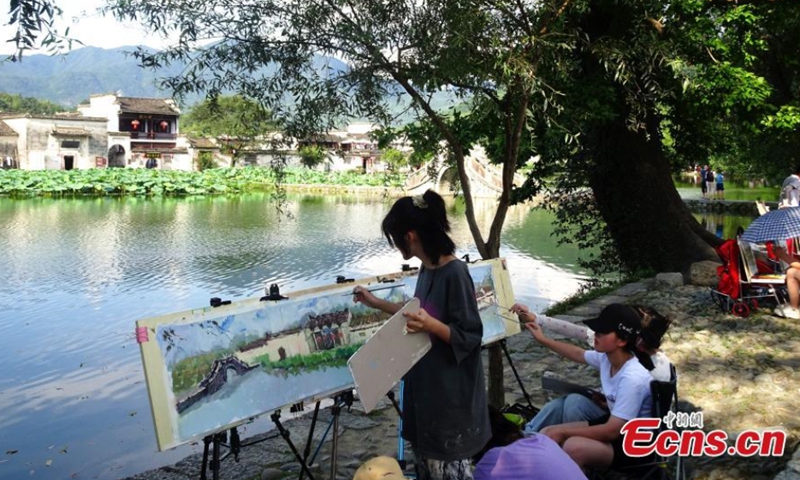 Students and artists draw the charming view of the Hongcun Village in Anhui Province, August 8, 2021. (Photo/ Wu Shouyi)

