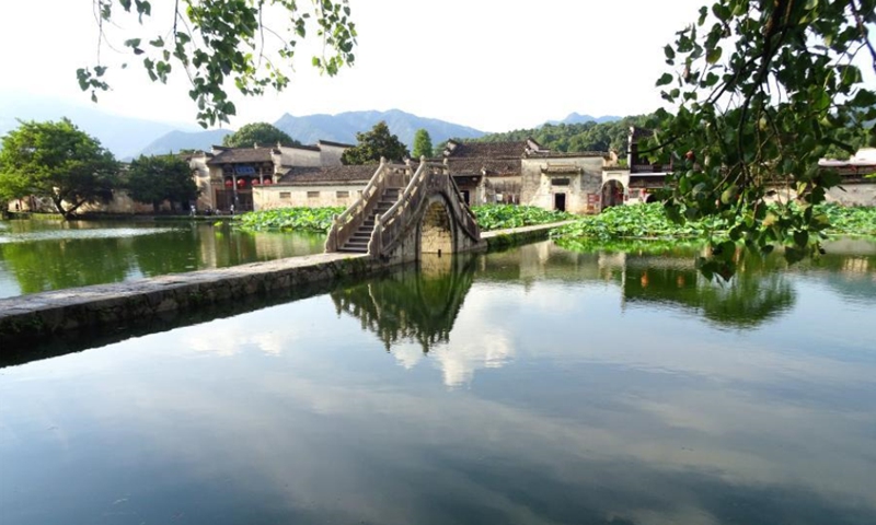 A poetic scenery is seen in the Hongcun Village, Huangshan City in Anhui Province, August 8, 2021. The charming view of the village has attracted students and artists from Hefei (the capital of Anhui Province) and other places to come for sketching. The village was designated as the world heritage site by UNESCO in 2000. (Photo/ Wu Shouyi)

