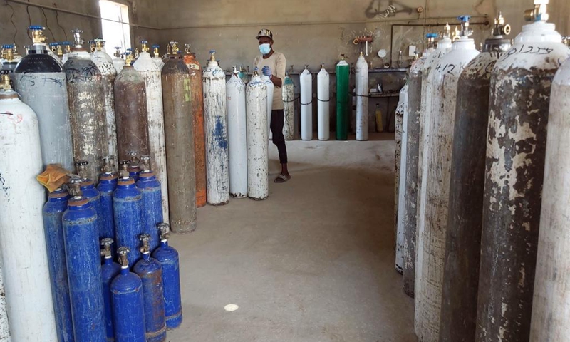 A worker moves an oxygen cylinder at a medical oxygen plant in Tajura, Libya, on Aug. 8, 2021. The Libyan Ministry of Health has provided oxygen supplies to some hospitals in the capital Tripoli. Major hospitals in the city recently suffered from a severe lack of oxygen, as the country continues to record new COVID-19 cases.(Photo: Xinhua)