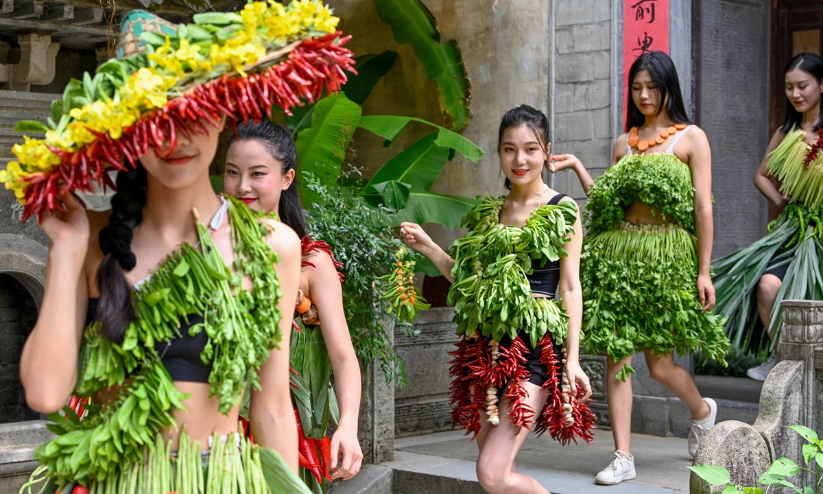 Graduation fashion show by Tsinghua triggers controversy over eye