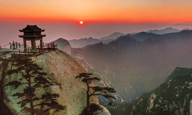 Aerial photo taken on Aug. 15, 2021 shows the Mount Huashan at dawn in Weinan City, northwest China's Shaanxi Province. (Xinhua/Tao Ming)