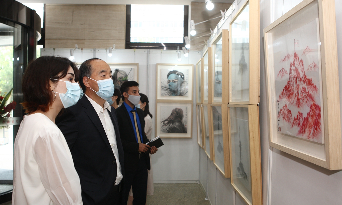 Visitors attend the Shu Yong exhibition in Tianjin. Photo: Courtesy of Lisa Ma