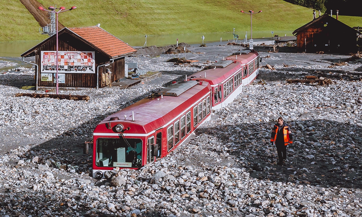 A train is stuck in a landslide after flooding in Wald im Pinzgau near Salzburg, Austria on Tuesday. Storms have battered large parts of Austria since August 16, with landslides and floods especially affecting the state of Salzburg, bordering Germany. Some 100 people stuck in cars had to be rescued, with three people injured. Photo: VCG
