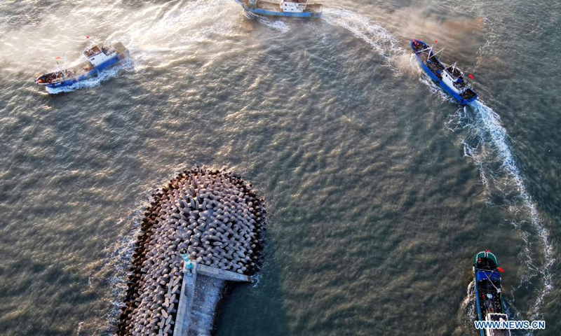 Aerial photo taken on Aug. 16, 2021 shows fishing boats sailing from a port in Pinghai Town of Putian City, southeast China's Fujian Province. A three-and-a-half-month seasonal fishing ban on the sea area of the province was lifted on Monday. (Photo: Xinhua)