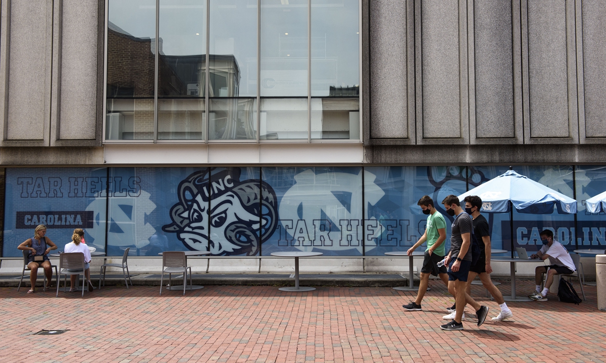 Students walk through the campus of the University of North Carolina at Chapel Hill on August 18. Photo: AFP