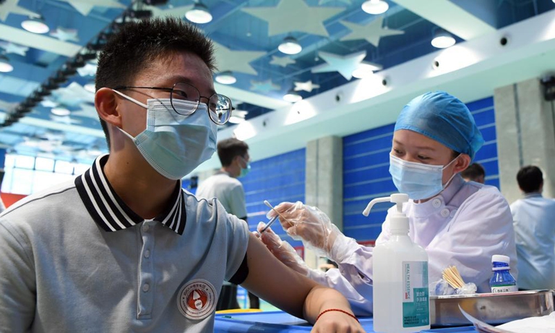 A student receives a dose of COVID-19 vaccine at a vaccination site in a middle school in Zhengzhou, central China's Henan Province, Aug. 19, 2021. Zhengzhou recently started COVID-19 vaccination for minors aged between 12 and 17.Photo:Xinhua