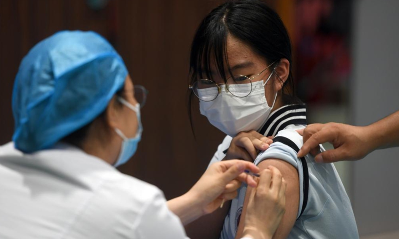 A student receives a dose of COVID-19 vaccine at a vaccination site in a middle school in Zhengzhou, central China's Henan Province, Aug. 19, 2021. Zhengzhou recently started COVID-19 vaccination for minors aged between 12 and 17.Photo:Xinhua