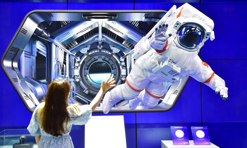 A journalist views the 3D display products at the venue of the 2021 Smart China Expo in southwest China's Chongqing Municipality, Aug. 22, 2021. The 2021 Smart China Expo, set to be held from Aug. 23 to 25 in Chongqing, aims to promote exchanges in smart technologies and international cooperation in the smart industry. Photo: Xinhua