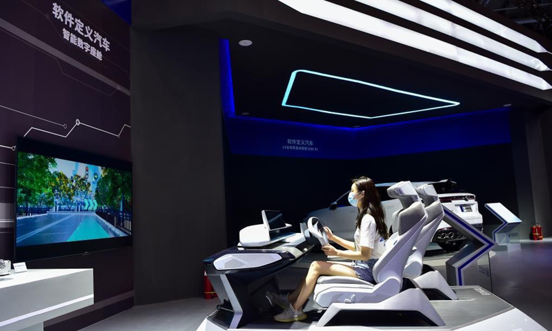 A journalist experiences automatic driving at the venue of the 2021 Smart China Expo in southwest China's Chongqing Municipality, Aug. 22, 2021. The 2021 Smart China Expo, set to be held from Aug. 23 to 25 in Chongqing, aims to promote exchanges in smart technologies and international cooperation in the smart industry.Photo: Xinhua