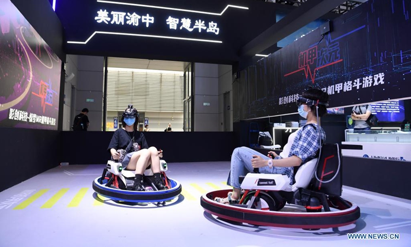 Visitors experience MR techolologies at the Smart China Expo in Chongqing, southwest China, Aug. 23, 2021. The Smart China Expo 2021 opened in Chongqing on Monday, with more than 600 enterprises participating in the exhibition online and offline.(Photo: Xinhua)