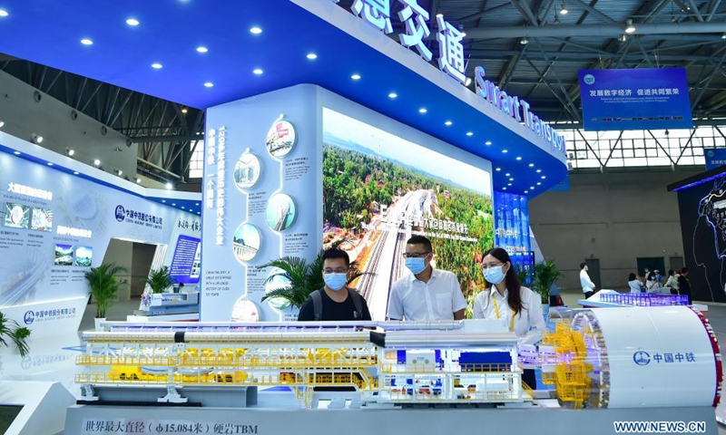 Visitors tour the China Railway exhibition booth at the Smart China Expo in Chongqing, southwest China, Aug. 23, 2021. The Smart China Expo 2021 opened in Chongqing on Monday, with more than 600 enterprises participating in the exhibition online and offline.(Photo: Xinhua)