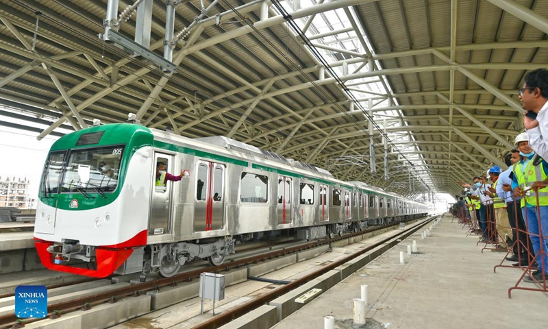 People witness the first trial run of Bangladesh's metro rail service in Dhaka, Bangladesh, on Aug. 29, 2021. Bangladesh's first metro rail in the capital Dhaka made the trial run Sunday on a section of the 20.1-km project, known as Mass Rapid Transit Line-6 (MRT 6). Photo: Xinhua