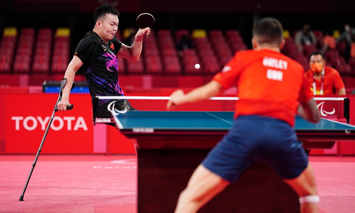 Yan Shuo (left) competes in the men's singles table tennis - Class 7 gold-medal match on Sunday. Photo: VCG