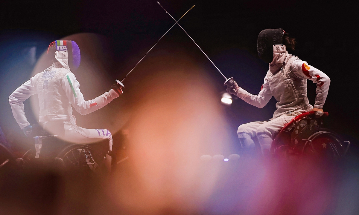 Rong Jing (right) of Team China competes against Italy's Lonela Mogos during the women's team foil gold-medal match at the Tokyo Paralympic Games on Sunday. Photo: VCG